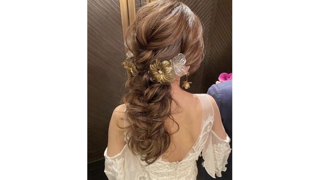 ブライダルヘアメイクティアラの画像2枚目